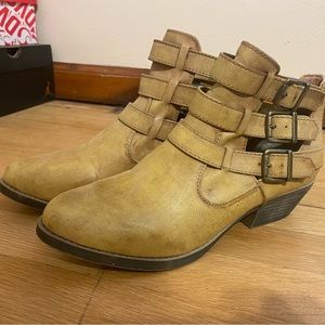 5/$25 Mudd ankle boot, tan